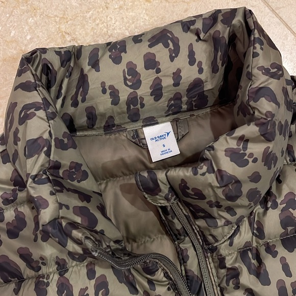 Old Navy Active puffer jacket in Army Green leopard. - Picture 3 of 4